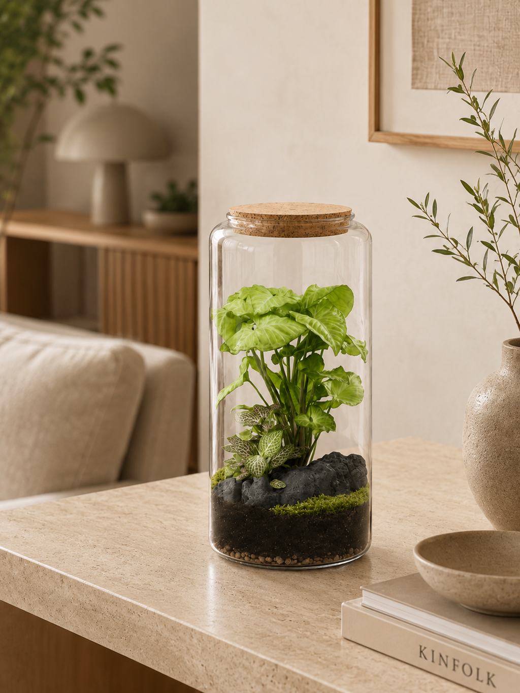 Terrário fechado Ampulla Folia em vidro com folhagem ornamental, musgo e composição natural
